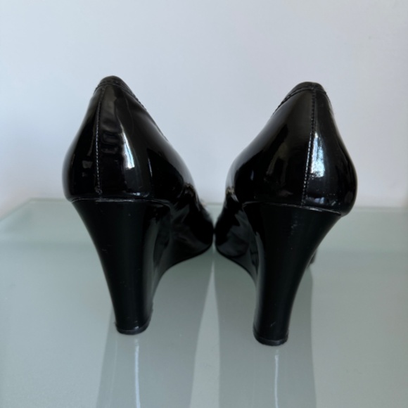 Lauren Ralph Lauren - Black Patent Leather Wedge Gold Trim Logo Pump - Picture 8 of 9